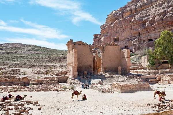 Templet dushares och oavslutade grav i petra — Stockfoto