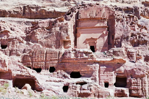 Tumbas y catedral en ciudad de piedra Petra — Foto de Stock