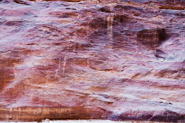 Muro de arenisca multicolor de garganta Siq en Petra — Foto de Stock