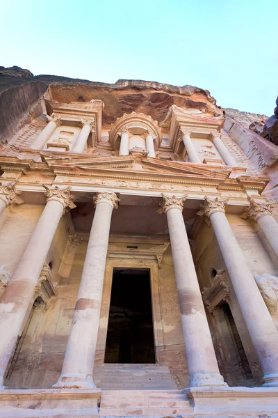 Fachada del Tesoro Monumento en la ciudad antigua Petra —  Fotos de Stock