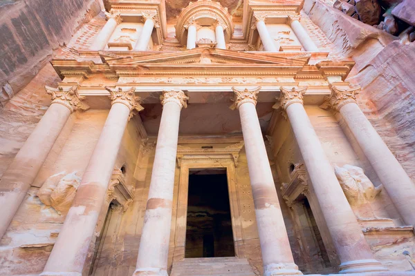 Facciata del Tesoro Monumento nella città antica Petra — Foto Stock