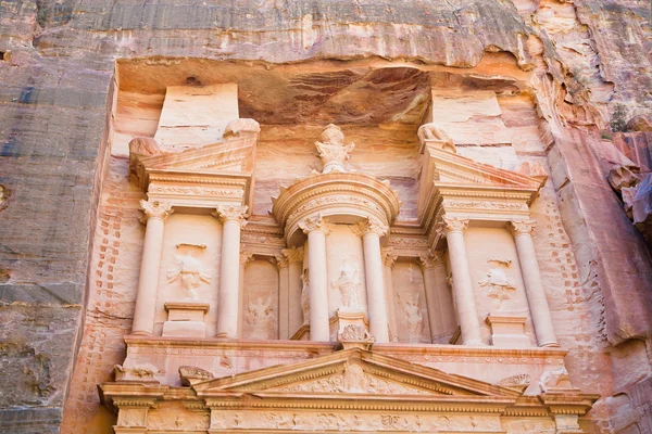 Верхній рівень фасаду казначейства в Petra — стокове фото
