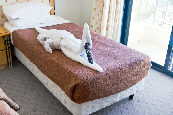 Krokodýl postava z ručníky na posteli — Stock fotografie