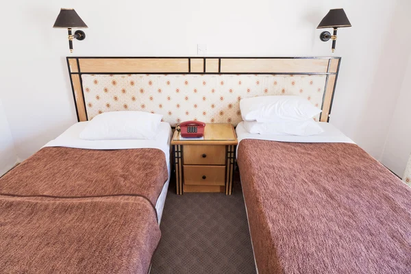 Eenvoudige goedkope kamer met twee bed — Stockfoto