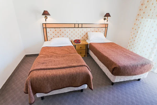 Eenvoudige goedkope kamer met twee bed — Stockfoto