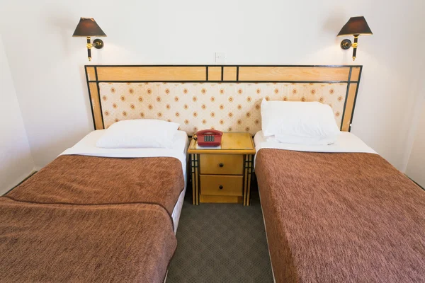 Απλό φτηνό δωμάτιο δύο κρεβάτια — Φωτογραφία Αρχείου