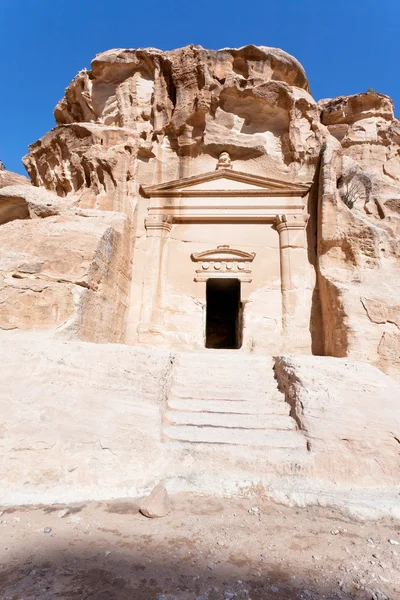 Antigua tumba cerca de la entrada en Little Petra — Foto de Stock