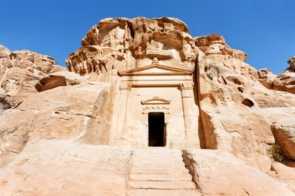 Antikes Grab in der Nähe des Eingangs in kleiner Petra — Stockfoto