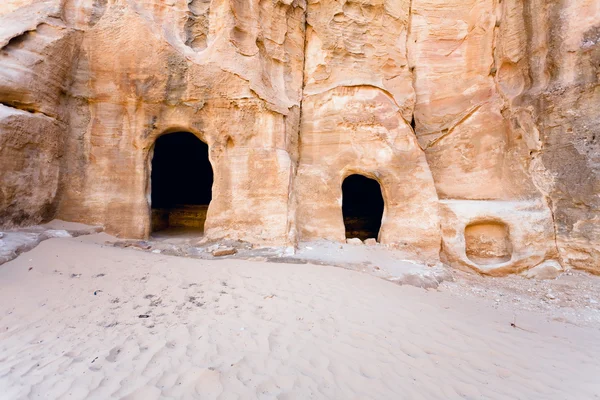 Tumbas de la cueva cerca de la entrada en Little Petra — Foto de Stock
