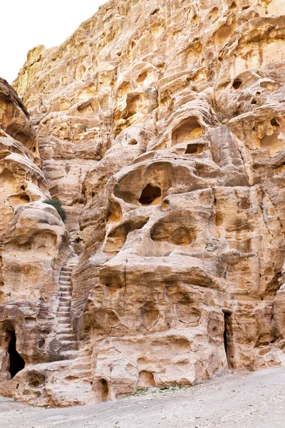 Living ancient cavern and steps in Little Petra — Stock Photo, Image