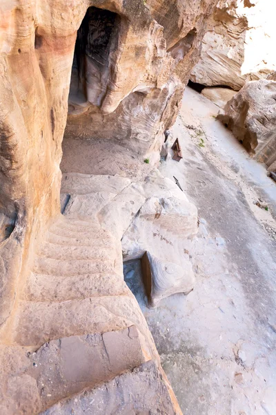 Escalones empinados de piedra antigua a la antigua sala de estar en Little Petra — Foto de Stock