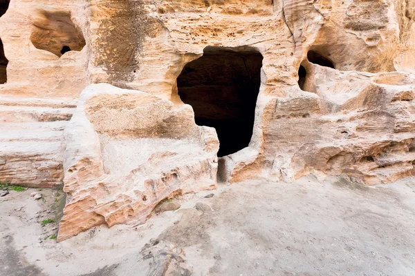 Antigua caverna viviente en Little Petra — Foto de Stock