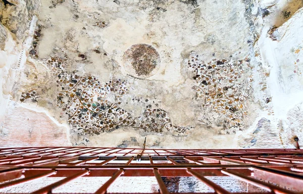 Gesso pintado antigo no teto de uma das cavernas em Little Petra — Fotografia de Stock