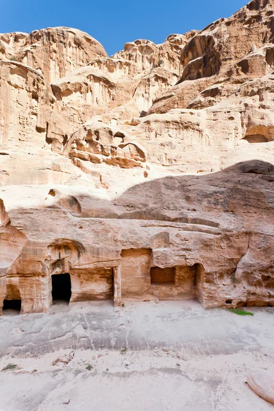 Ancient chambers in caves in Little Petra — Stock Photo, Image