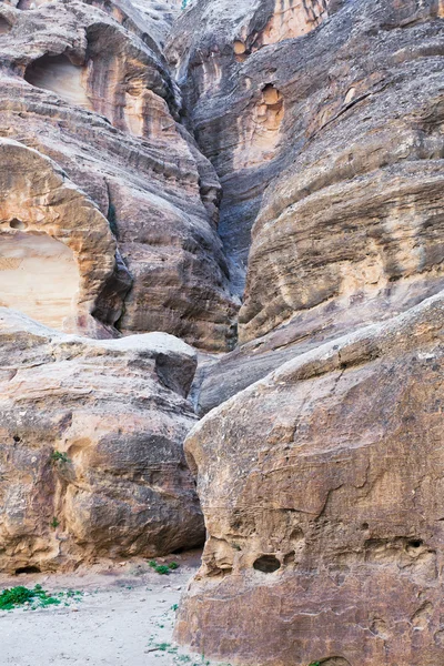 Vieja montaña erosionada en Little Petra , — Foto de Stock