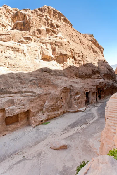 Rue avec grottes de montagne - chambres à Little Petra — Photo