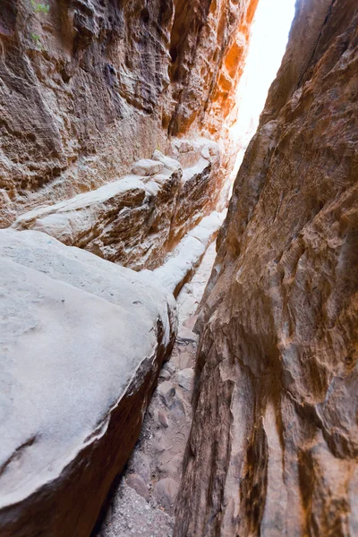 Narrow rock crack in mountains of Little Petra — Stock Photo, Image
