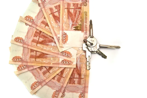 Billetes de 5000 rublos y manojo de llaves — Foto de Stock