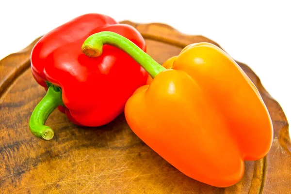 Twee paprika's op snijplank — Stockfoto