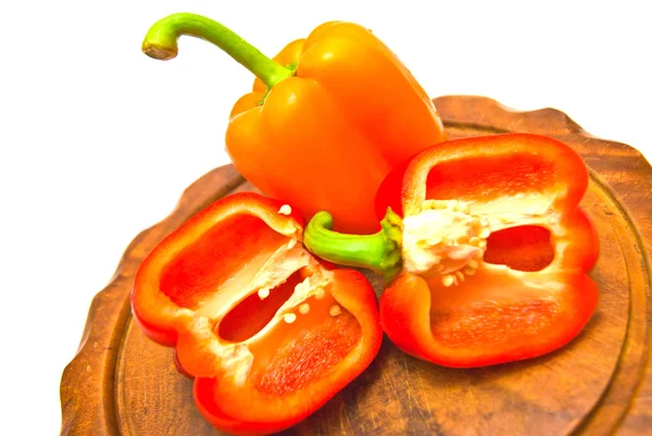 Peperoni freschi su un tagliere — Foto Stock