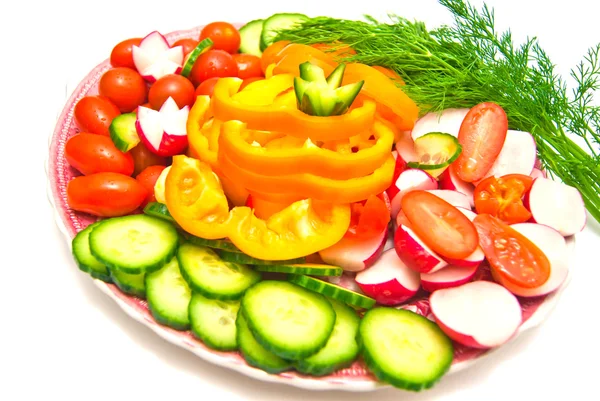 Λαχανικά σε ένα πιάτο σε λευκό — Φωτογραφία Αρχείου