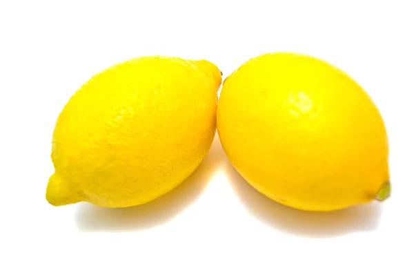 Deux citrons frais sur blanc — Photo