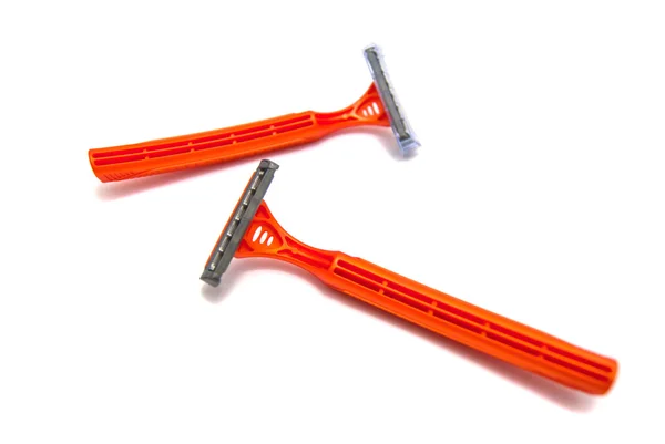 Duas lâminas de barbear laranja no branco — Fotografia de Stock