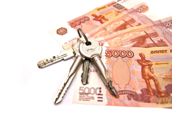 Schlüssel und russische Geldscheine — Stockfoto