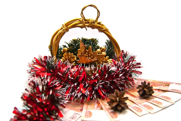 Рождественская корзина, деньги и шишки — стоковое фото