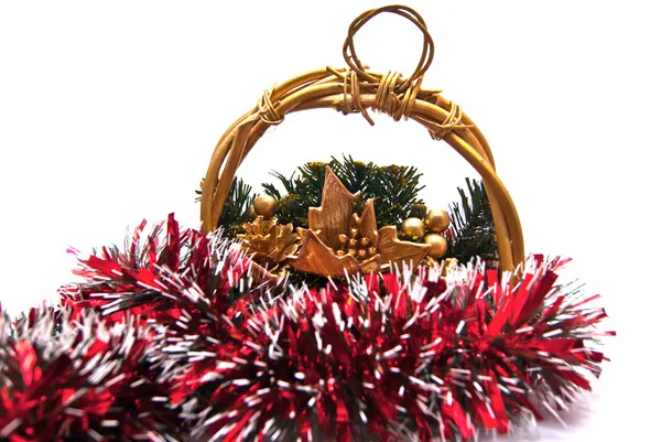 Золотая рождественская корзина — стоковое фото