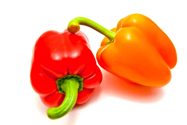 Помаранчевий і червоний перець на білому — стокове фото