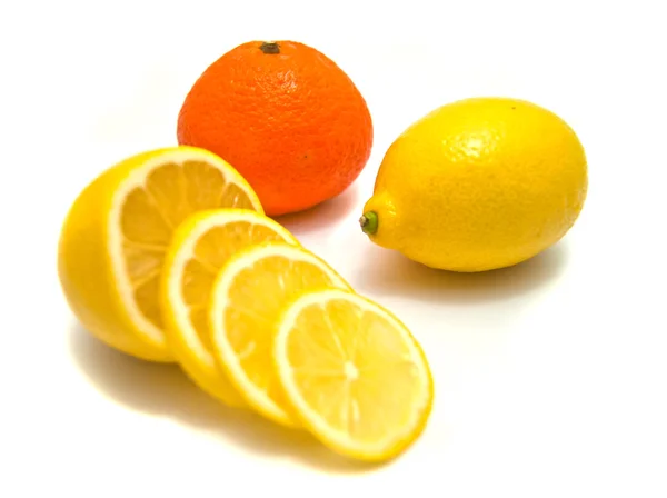 Citron- och tangerine närbild på vit — Stockfoto