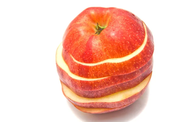 Rodajas de manzana roja fresca sobre blanco — Foto de Stock