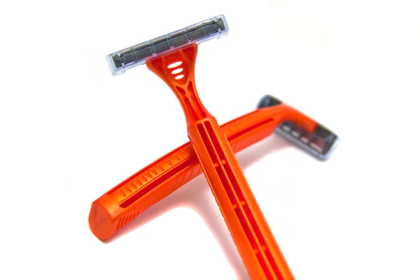 Duas lâminas de barbear laranja close-up em branco — Fotografia de Stock