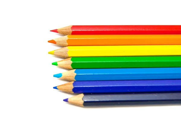Různé barevné tužky close-up na bílém pozadí — Stock fotografie