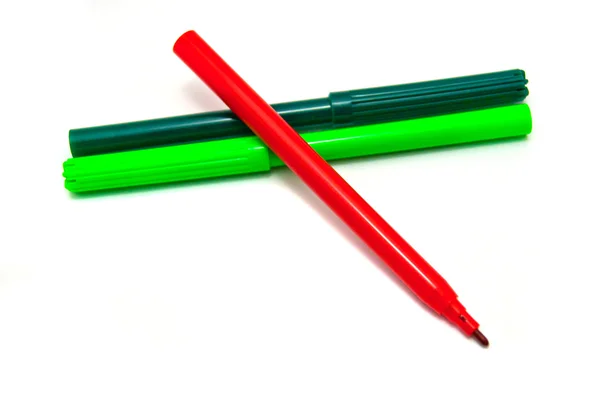 Красные и зеленые маркеры крупным планом на белом — стоковое фото