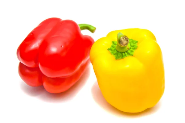 Κόκκινες και κίτρινες πιπεριές σε λευκό — Φωτογραφία Αρχείου