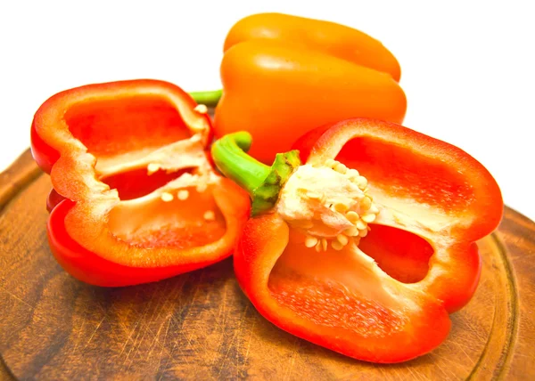Čerstvé papriky na prkénko na bílém pozadí — Stock fotografie