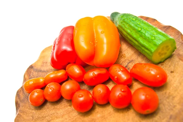 Різні овочі на ріжучій дошці крупним планом — стокове фото