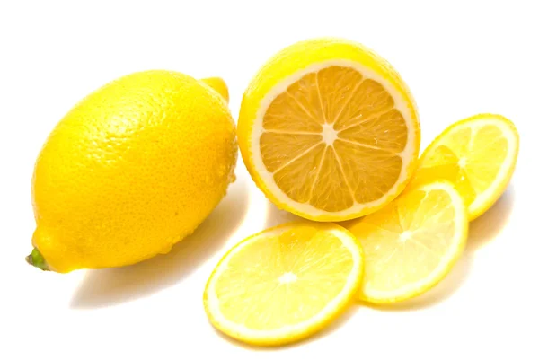 Citron och citronskivor på vit — Stockfoto
