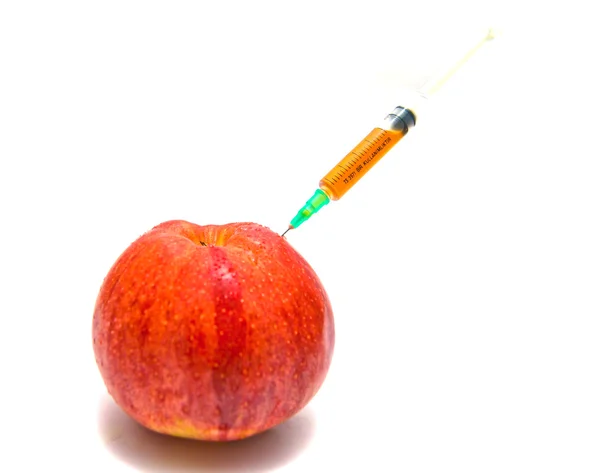 Roter Apfel und Spritze — Stockfoto