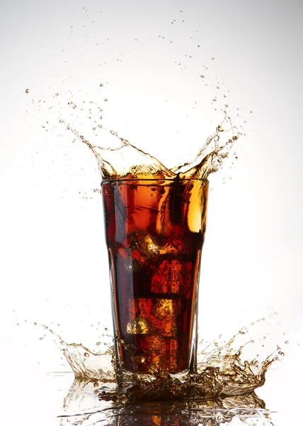 Eiswürfel im Colaglas und Cola-Spritzer — Stockfoto