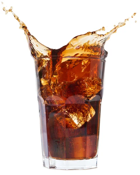 Spritzer Cola auf weißem Hintergrund — Stockfoto