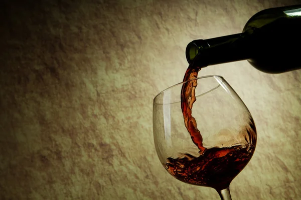 Czerwony kieliszek i butelka wina — Zdjęcie stockowe