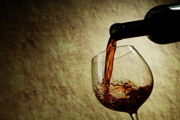 Rode wijn glas en fles — Stockfoto