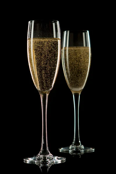 Glas champagne, isolerad på en svart — Stockfoto