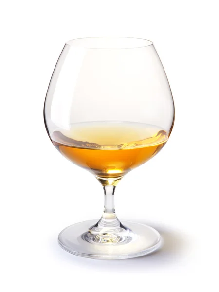 Cognac glas met gouden cognac op een wit — Stockfoto