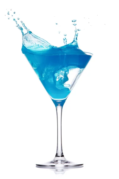 Blauer Curaçao-Cocktail mit Spritzer isoliert auf Weiß lizenzfreie Stockfotos