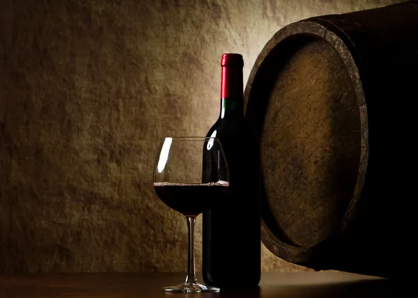 Vörös bor, palack, pohár és régi hordó — Stock Fotó