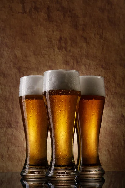 Három sör, pohárba a régi kő — Stock Fotó